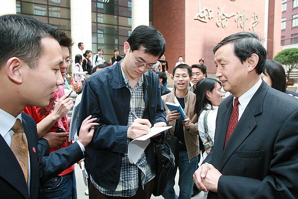 中國國務院產(chǎn)生新一屆領導集體
