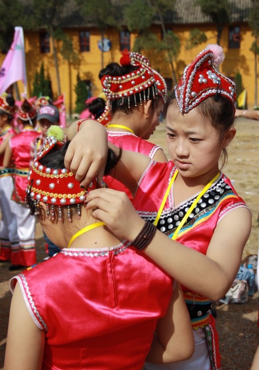 云南各族兒女多華彩 絢麗服飾最搶眼（組圖）