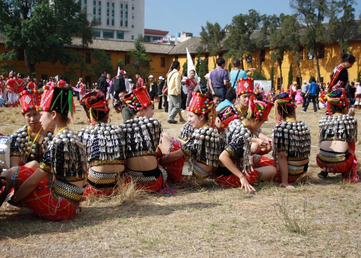 云南各族兒女多華彩 絢麗服飾最搶眼（組圖）