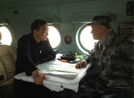 李克強(qiáng)乘專機(jī)赴四川雅安地震災(zāi)區(qū)