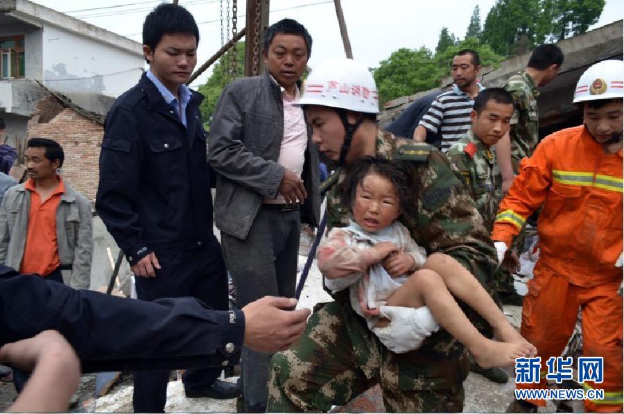 四川消防救援隊廢墟里營救出被埋群眾