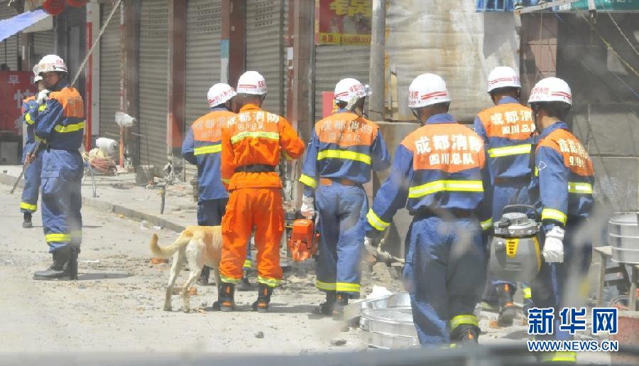 四川消防救援隊廢墟里營救出被埋群眾