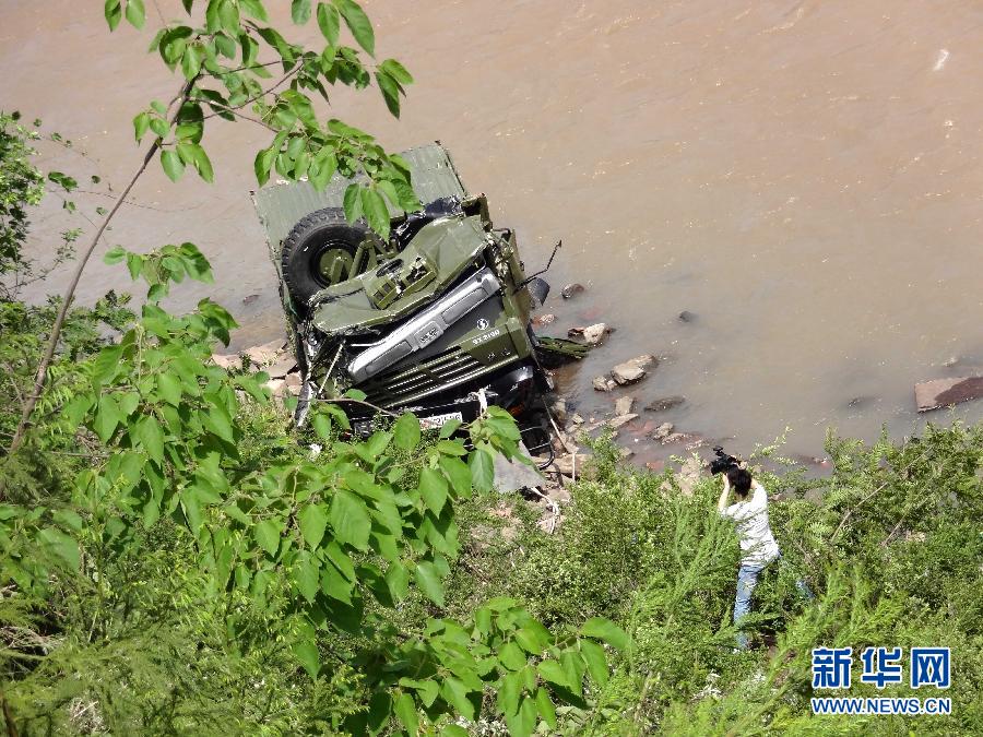 成都軍區(qū)一救災(zāi)車(chē)輛赴災(zāi)區(qū)途中墜崖 1人犧牲3人重傷
