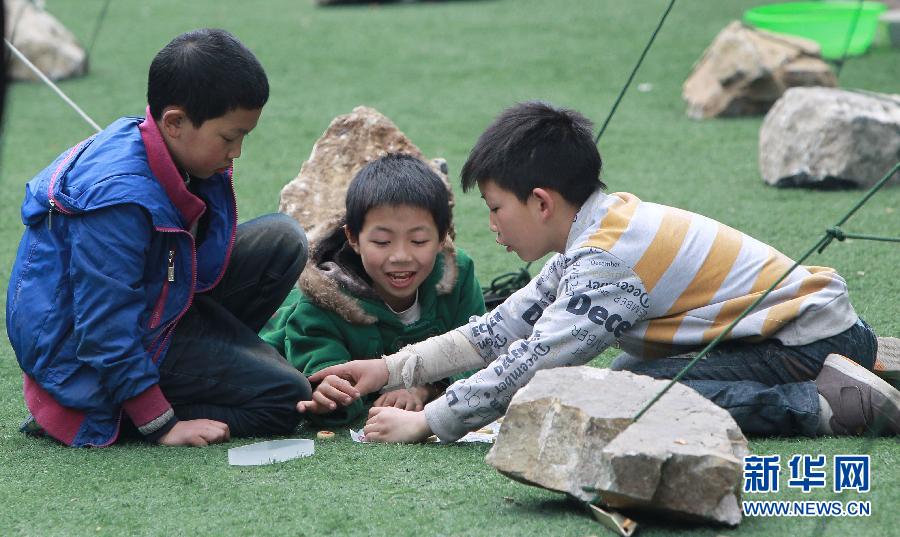 震區(qū)孩子無(wú)邪笑容致敬救援團(tuán)隊(duì)