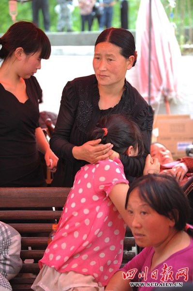 震區(qū)孩子無邪笑容致敬救援團(tuán)隊