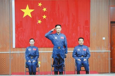 指令長(zhǎng)聶海勝將手控交會(huì)對(duì)接 王亞平照料乘組生活