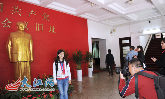網(wǎng)媒記者廬山會議舊址“開會” 和“毛主席”合影