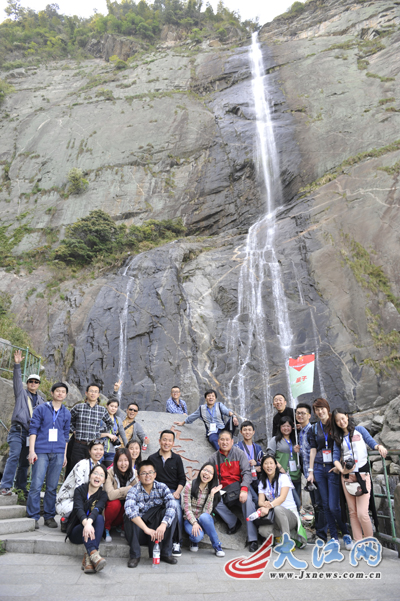 網媒記者星子登秀峰 望廬山瀑布