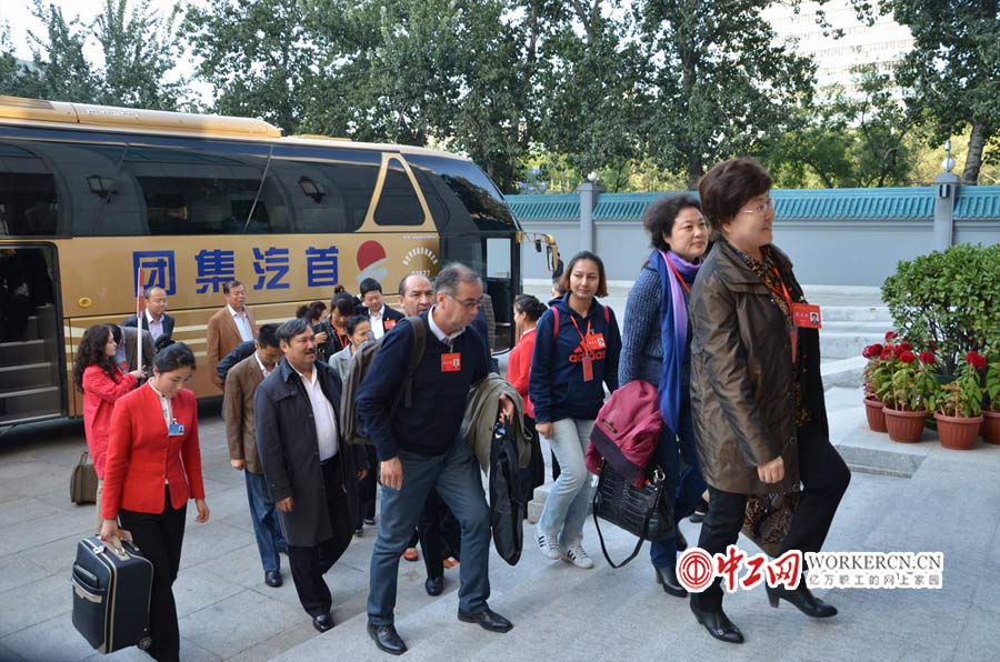 參加中國工會十六大的各代表團代表陸續抵京