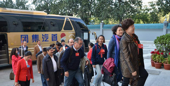 參加中國工會十六大的各代表團代表陸續(xù)抵京