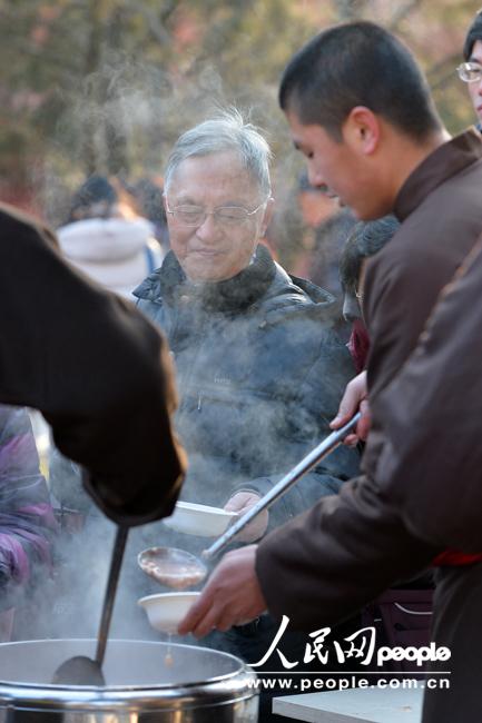 北京雍和宮排百米長隊爭喝臘八粥