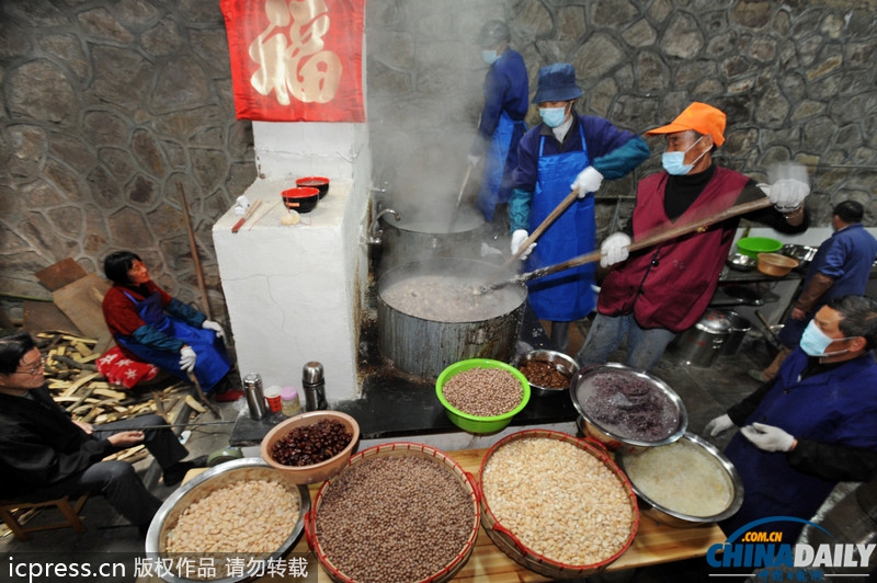 臘八節(jié)各地熬制臘八粥供市民免費領(lǐng)取