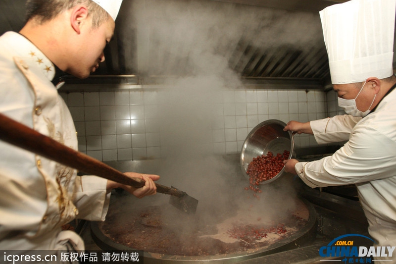 臘八節(jié)各地熬制臘八粥供市民免費領(lǐng)取