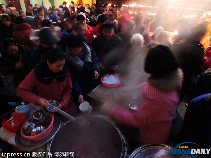 臘八節(jié)各地熬制臘八粥供市民免費(fèi)領(lǐng)取