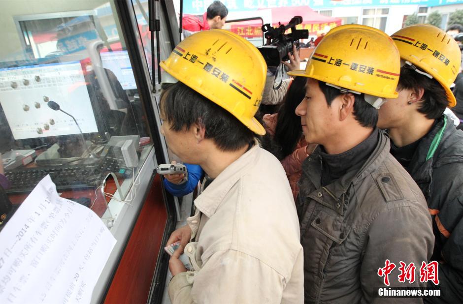重慶火車站移動售票車開進工地為農(nóng)民工現(xiàn)場售票