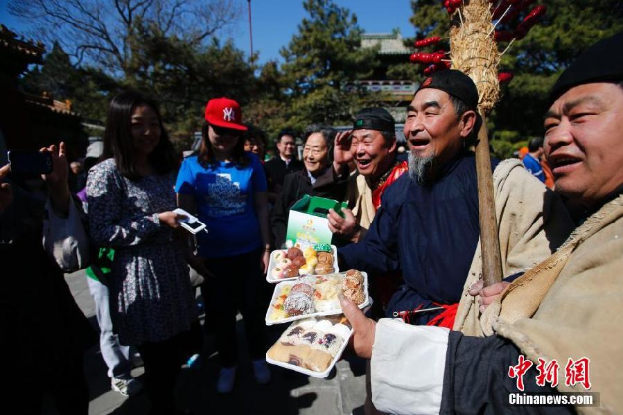 北京民眾踏春品寒食