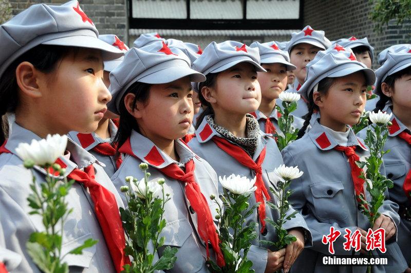山東紅軍小學舉行愛國教育 “小紅軍”清明節前祭英烈