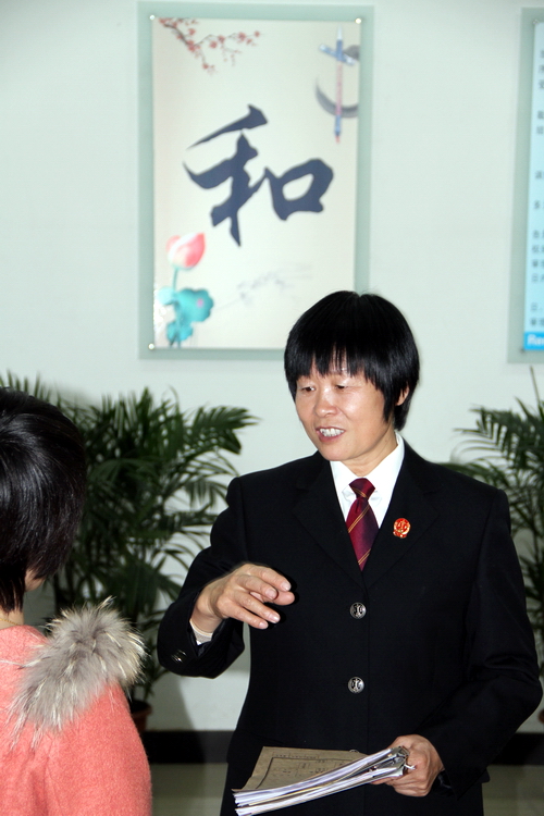 姜霜菊：百姓喜愛的好法官