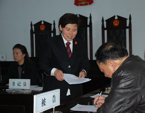 何云霞：和山區百姓心連心