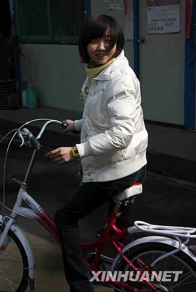 災區(qū)“陽光女孩”堅毅樂觀成長