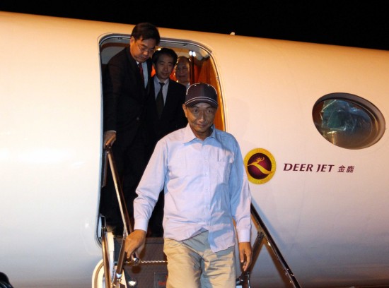 我國漁船船長詹其雄返福州 外交部部長助理迎接