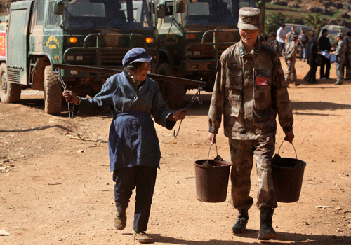昆明祿勸干旱持續 解放軍緊急送水