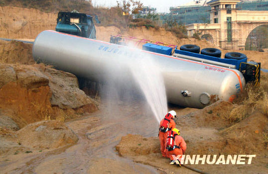 液化氣罐車側翻 消防官兵奮戰70小時排除險情