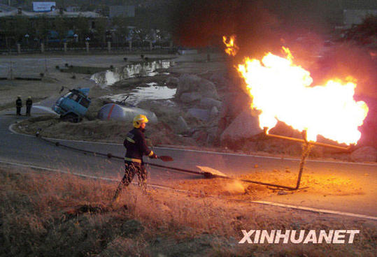 液化氣罐車側翻 消防官兵奮戰70小時排除險情