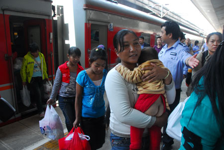 云南16名被解救婦女兒童返回家鄉