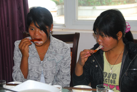 云南16名被解救婦女兒童返回家鄉