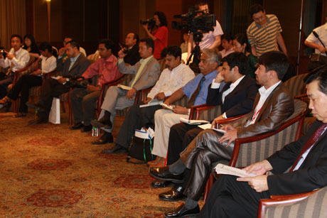 云南省省長秦光榮接受南盟國家聯(lián)合新聞團專訪談構(gòu)筑新的“絲綢之路”