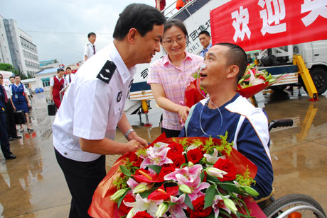 緝毒英雄羅金勇回到云南繼續(xù)康復(fù)治療