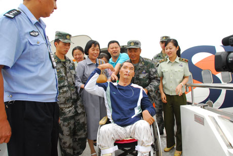 緝毒英雄羅金勇回到云南繼續(xù)康復(fù)治療