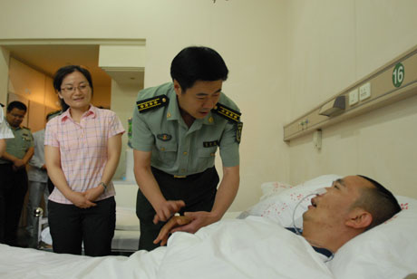 緝毒英雄羅金勇回到云南繼續(xù)康復(fù)治療