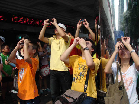 福州市民各顯神通“追”日偏食 專家稱持續時間長難得[組圖]