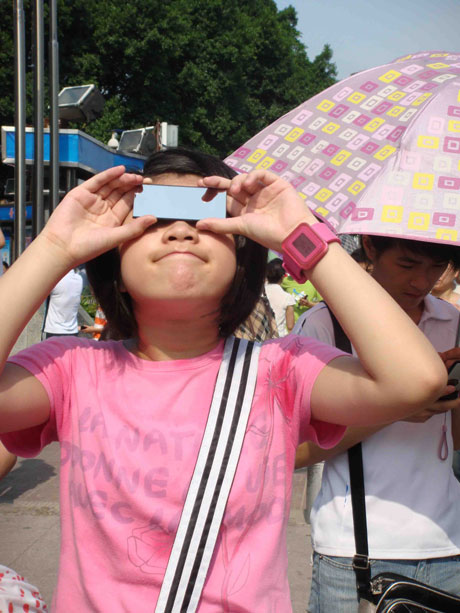 福州市民各顯神通“追”日偏食 專家稱持續時間長難得[組圖]