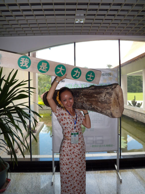 版納植物園開展“我是大力士”科普活動吸引眾多游客