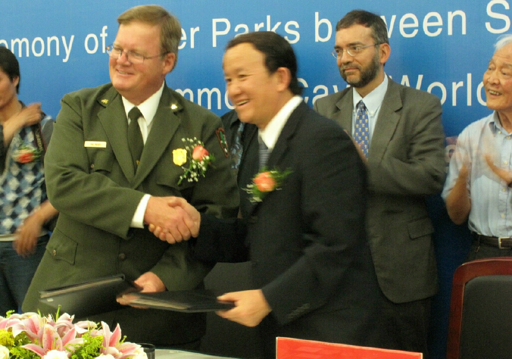 中國云南石林公園與美國猛犸洞國家公園結(jié)為“姊妹”