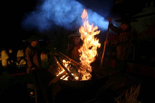 云南楚雄火把節(jié)萬(wàn)人狂歡