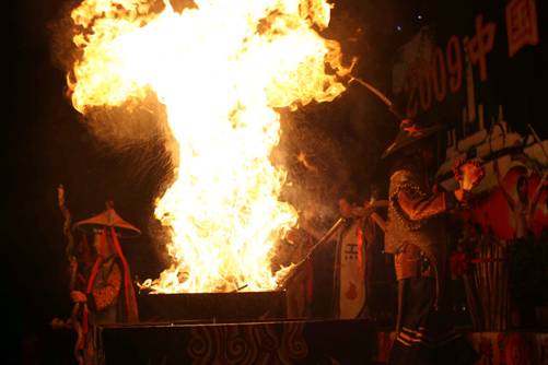 云南楚雄火把節(jié)萬(wàn)人狂歡