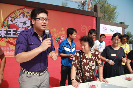 名主持現身辣王爭霸賽，舌頭辣腫！