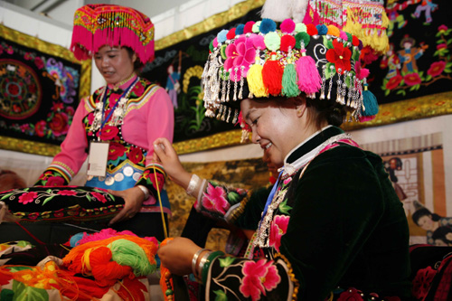 民博會上民間手工藝大師展絕活[圖]