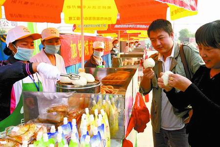 鄭州百輛放心早餐車開張營業