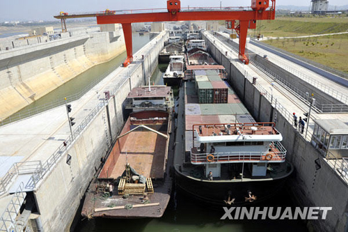 大量船只滯留西江廣西梧州段