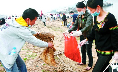 志愿者湘江撿垃圾 保護母親河