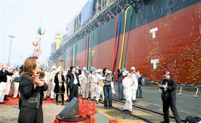 世界最大海上浮式生產儲油船在大連命名