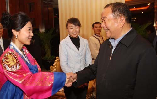 王樂(lè)泉會(huì)見全國(guó)民族團(tuán)結(jié)進(jìn)步模范事跡報(bào)告團(tuán)