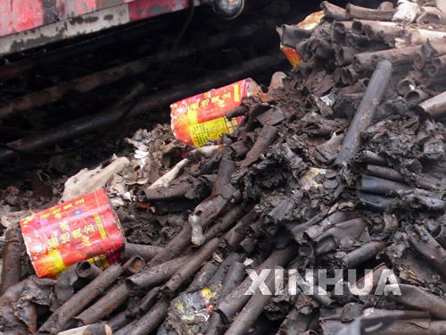 桂柳高速一運輸煙花爆竹大貨車燃燒