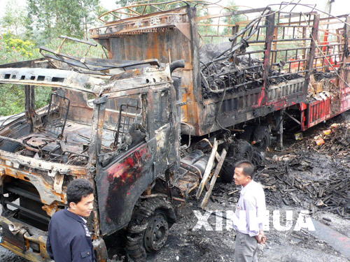 桂柳高速一運(yùn)輸煙花爆竹大貨車燃燒