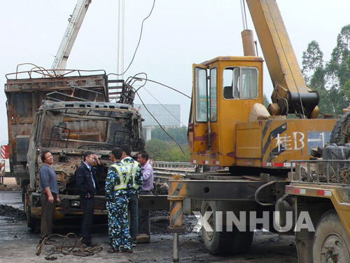 桂柳高速一運(yùn)輸煙花爆竹大貨車燃燒